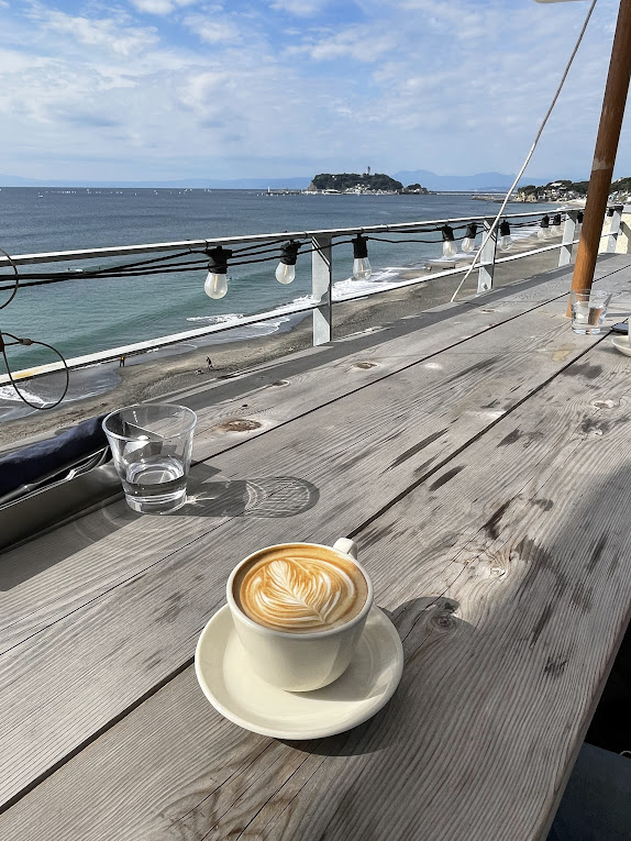 写真ー３９　屋上のおしゃれな空間。海と江の島の眺めがいい。カフェラテをチョイス。